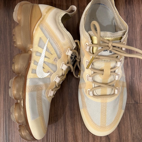 Nike Air VaporMax Women’s 2019 Gold Running Sneaker Shoe size US 7.5 AR6632-101 - Picture 1 of 10